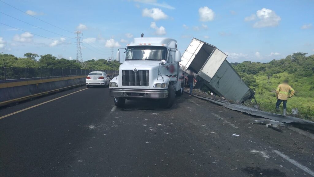 Accidente De Tr Iler Sobre Autopista Veracruz La Tinaja Portal De